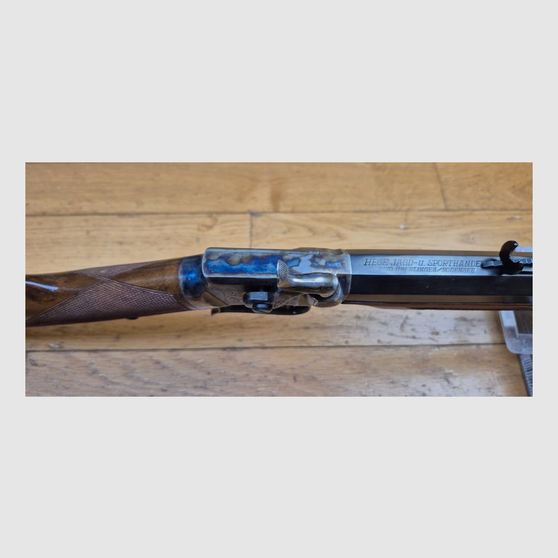Sehr schöne Reproduktion der Präzisionsbüchse Edwin Wesson – Modell von 1845/49 – Kal. .50 – Italienische Herstellung Moffra di Mainardi für Hege in Deutschland – Schwarzpulverwaffe bekannt für ihre Langstreckenpräzision – Sehr schöne Verarbeitung – Jaspage bei 90% – Holz in TBE – Sehr schöner Lauf – Exzellente Mechanik – Waffe von 1978 – Wunderschön und selten in der Welt des Schwarzpulvers – TBE++, Bild 22 von 39