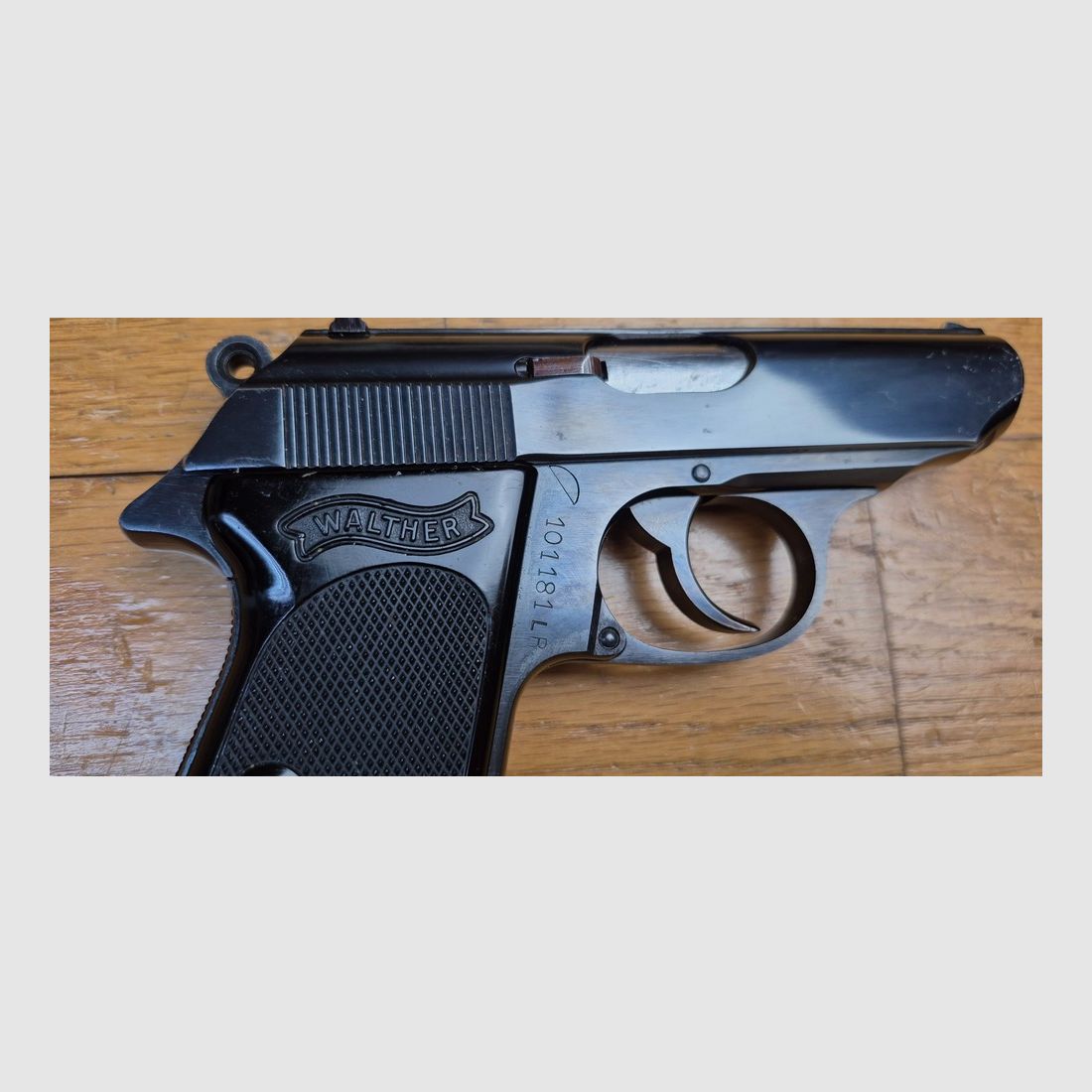 Sehr schöne und seltene Walther PPK von Manurhin unter exklusiver Lizenz von Walther – Kaliber 22LR (sehr selten) – Wunderschöne Brünierung – Wahrscheinlich Polizeitrainingswaffe – 2 Magazine mit 10 Schuss, davon eines mit Fingerverlängerung – Entspannungs-Sicherung – Spiegel-Lauf – Etui mit Aufdruck der bayerischen Polizei – Riemenring – Zustand nahezu neu! TBE+++, Bild 8 von 30