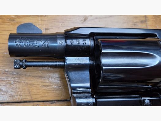 Schöner und seltener Colt Cobra – Subnose in .38 SP – Waffe von 1966 – Aluminiumrahmen – 2 Zoll Lauf mit einwandfreien Zügen – Sehr gute Mechanik und Ästhetik – Ikonische Waffe der Detektive mit großem Schnurrbart und Bodyguards – Neuwertig! TBE ++/TBE+++