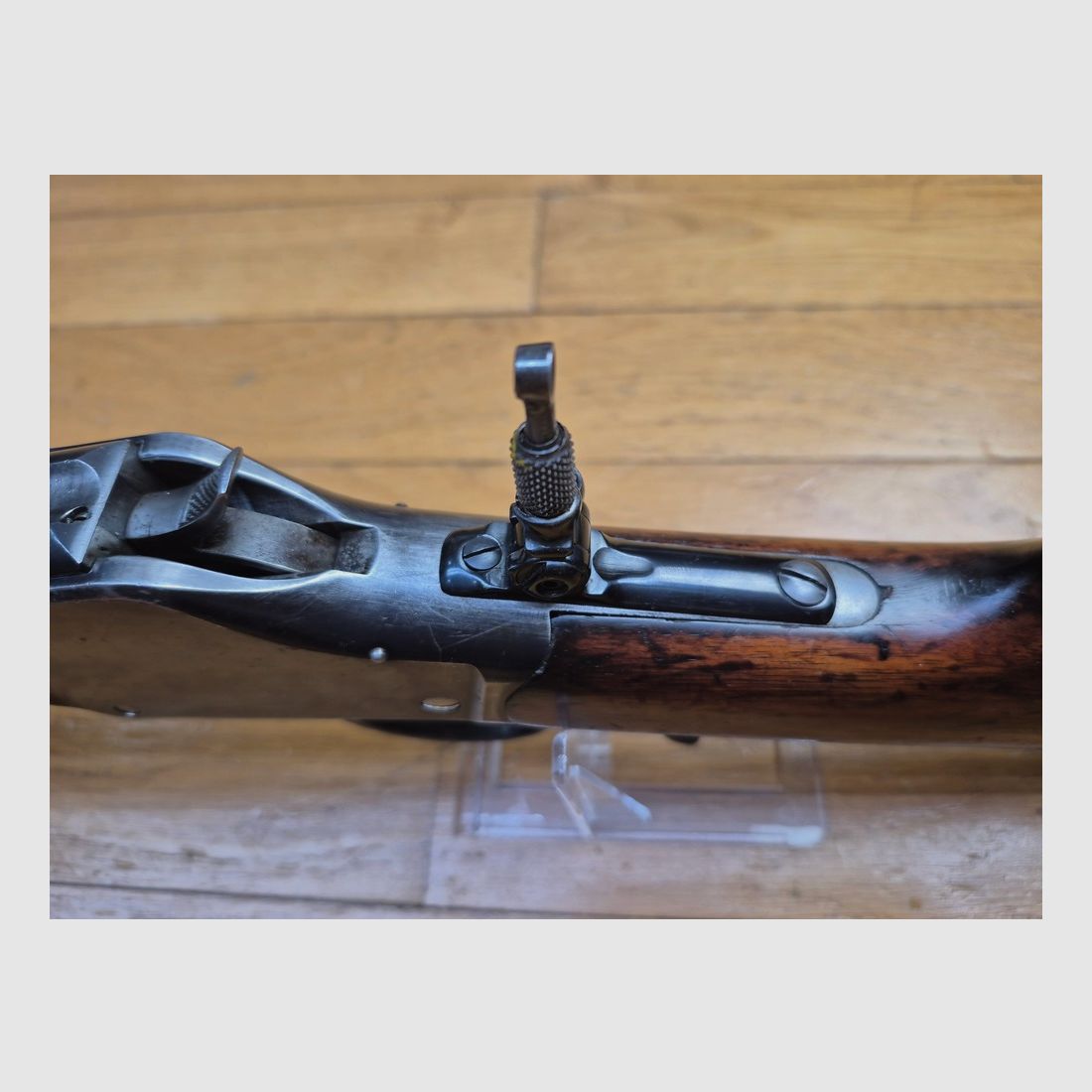 Außergewöhnliche Winchester Repetierbüchse Modell 1885 – Kal. 45-90 – 1. Patent von Browning! – Spezial für Bisons und TLD! – Waffe von 1899 – Sehr seltenes Modell High Wall Rundempfänger – Sehr schönes amerikanisches Nussbaumholz – Original brüniertes Gehäuse TBE – Perfekte Mechanik – Schwerer Spiegel-Lauf – Gute Markierungen – Forgierte Buck Horn Visierung und Marble Diopter – TBE+, Bild 23 von 41