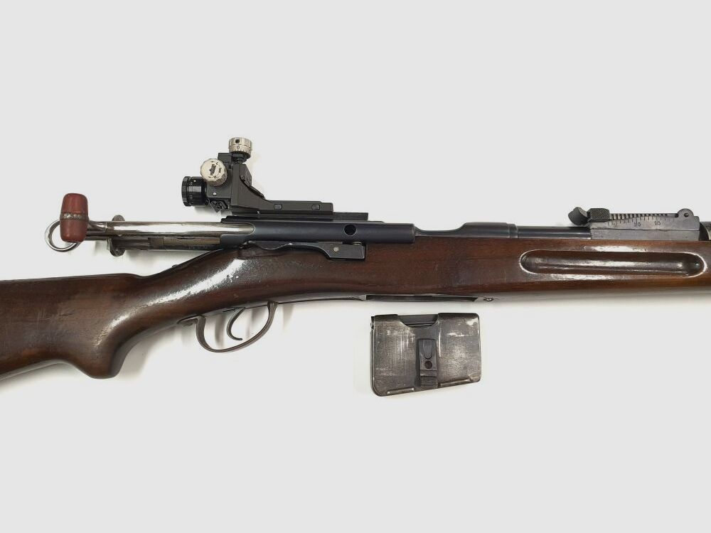 Fabryka broni w Bernie Szwajcarska karabinek G1911 z diopterem i muszką