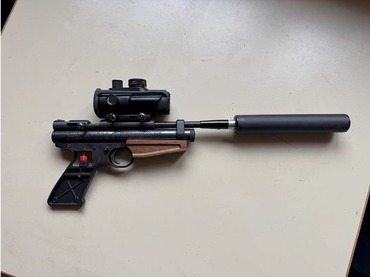 Crosman 2240 with plenty of accessories and case