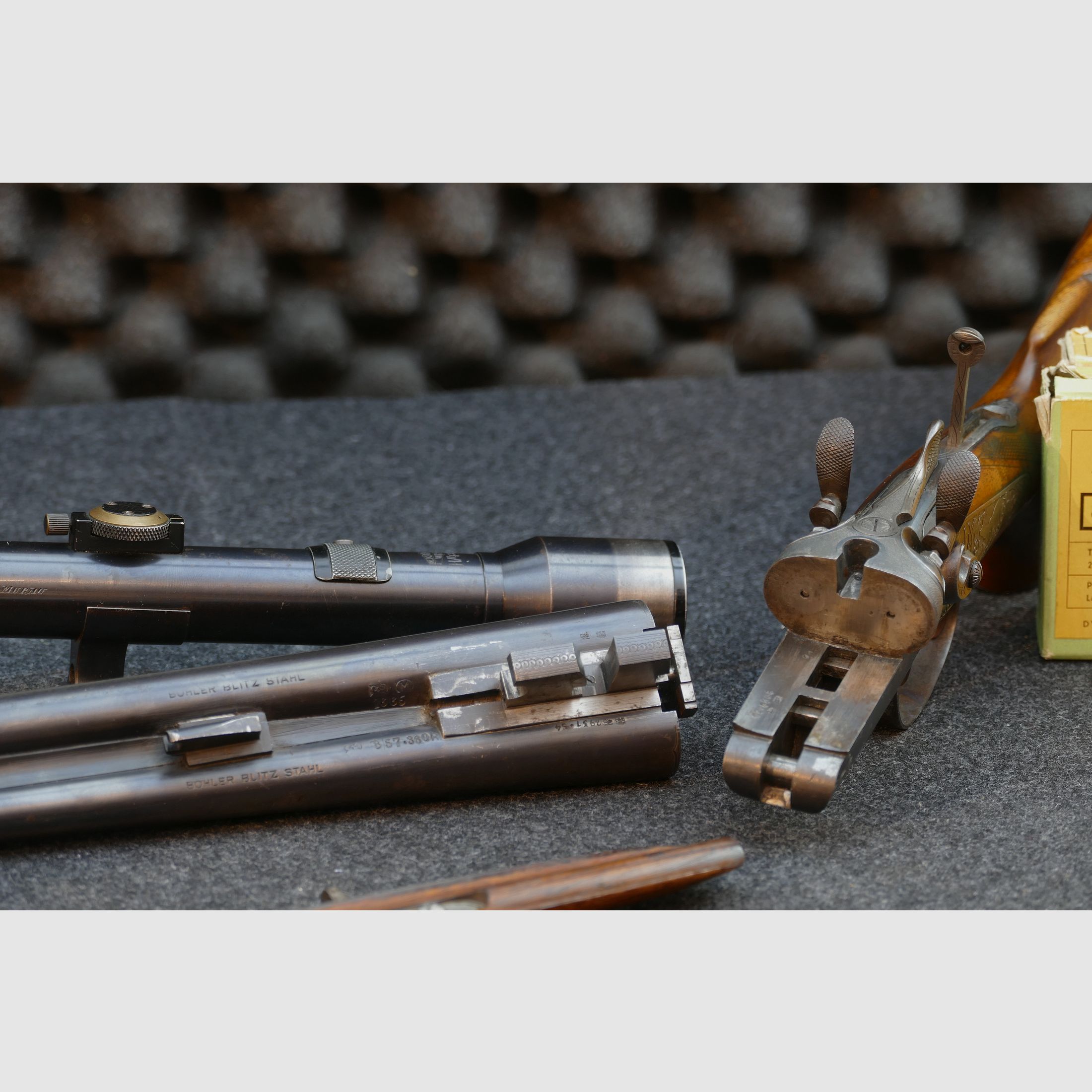 Fucile a canne sovrapposte di Ferlach, calibro 8×57 R‑360 / 16/65, cannocchiale Kahles Vienna H/4×, valigetta in pelle, matrici, bossoli e proiettili (173)