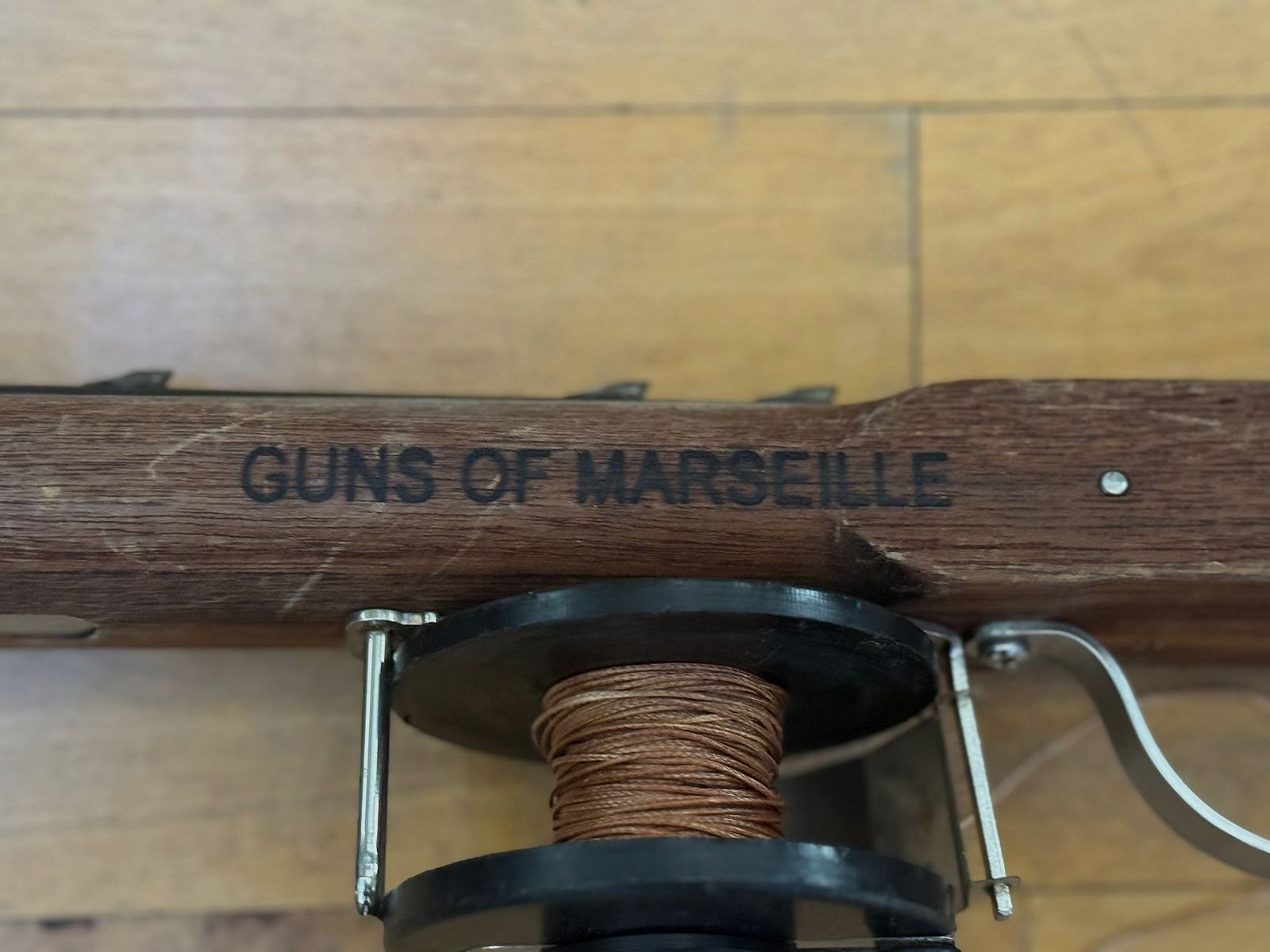 2 hochwertige Tauchharpunen / Unterwassersportgeräte – Beuchat Marlin Carbone 115 & Guns of Marseille Holzharpune – Zubehör – Hamburg