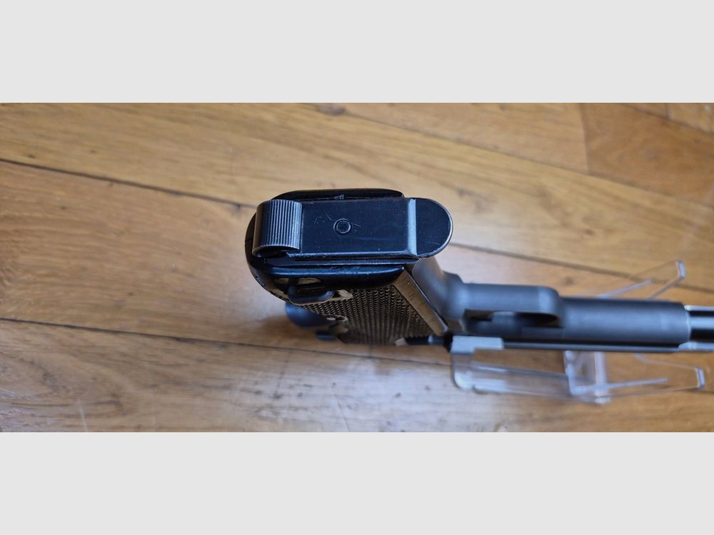 Très beau pistolet SIG P210-2 – Mythe du 9 para – Arme militaire du 4° contrat – Vers 1971/72 – Très bon Bronzage – Fonctionnement et canon de rêve – 2° chargeur et étui (la totale!) fournis en sus – État TBE/TBE+ !, image 8 sur 25