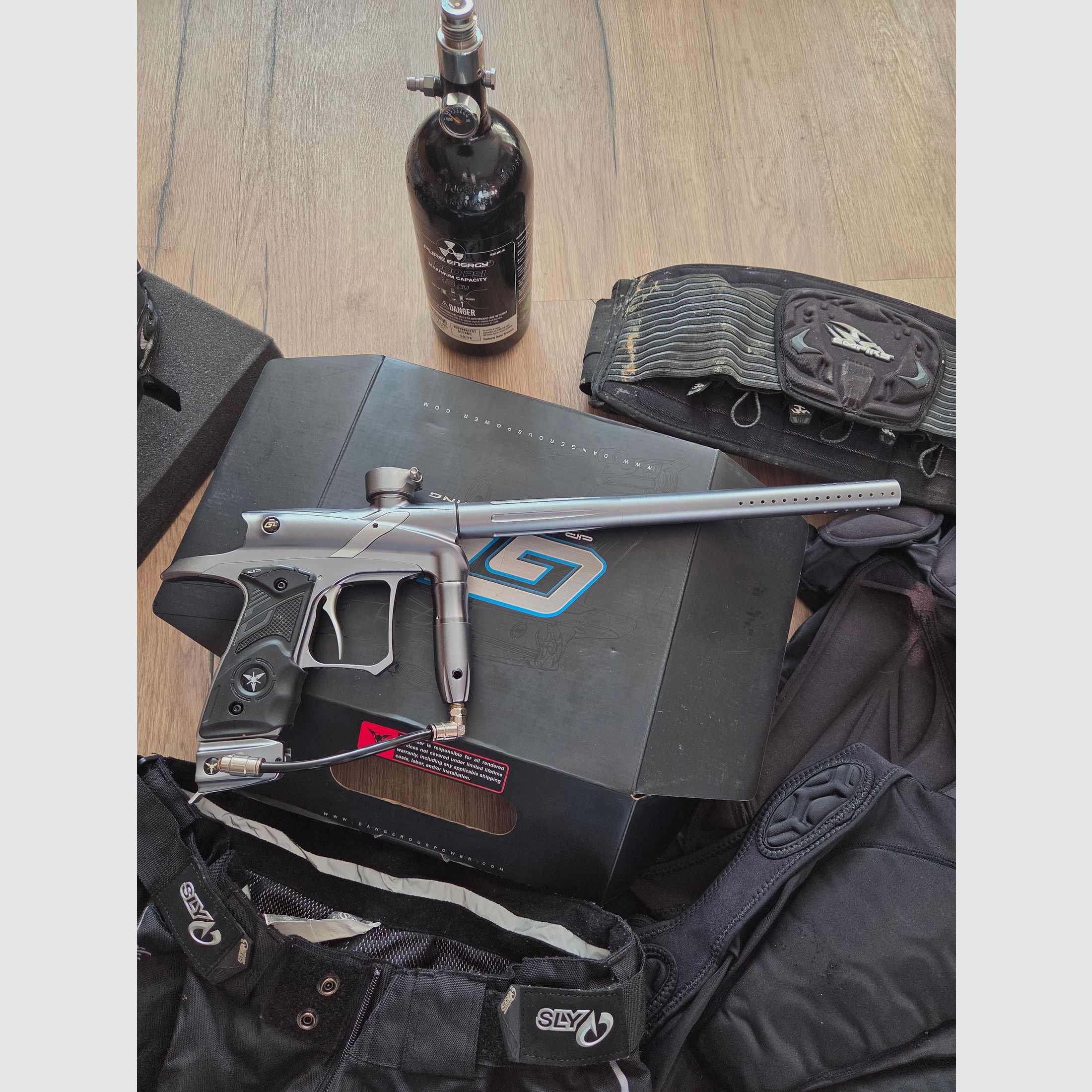 Paintball Markierer Dangerous Power G4 inklusive Zubehör 