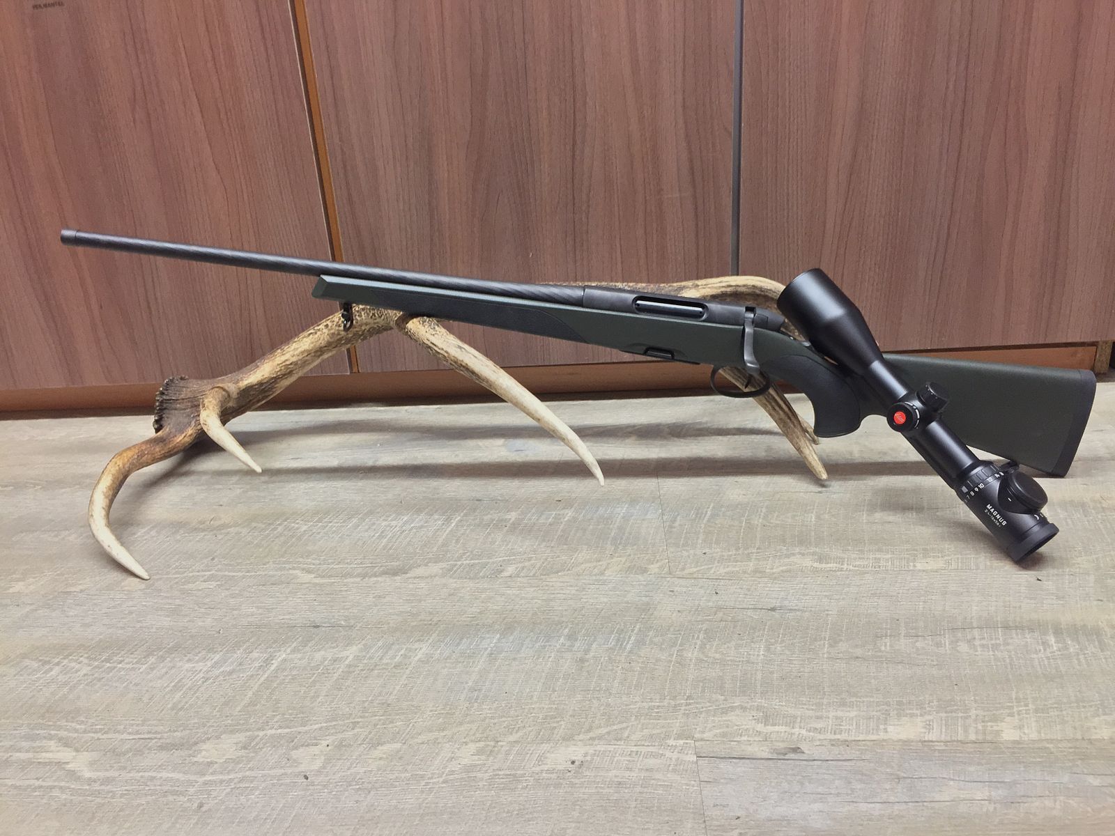 Steyr Mannlicher SM 12 SX links, mit Leica Magnus 2,4-16x56 i