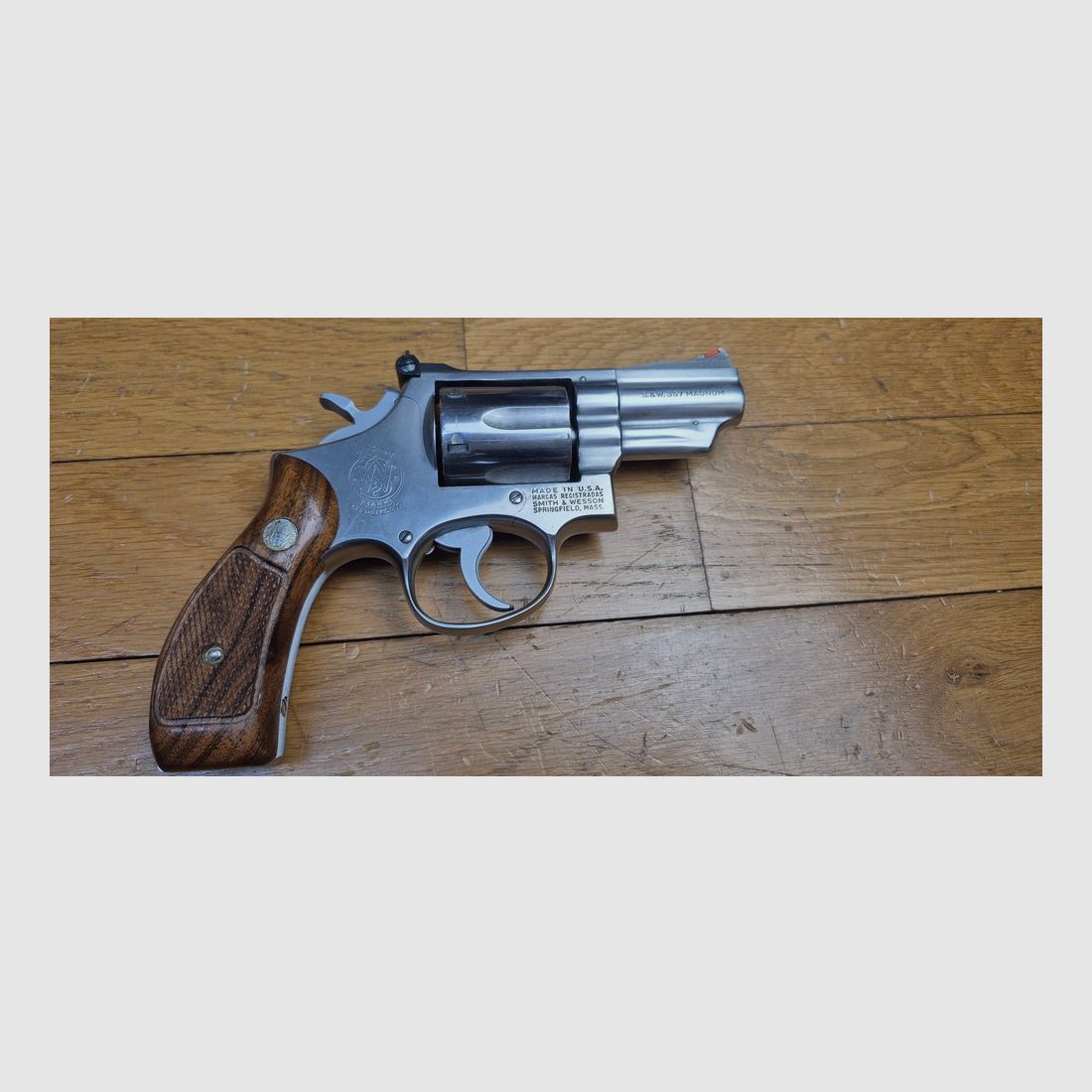 Sehr schöner Revolver Smith & Wesson M66 (Ganz kurz!) Subnose genannt „Combat Stainless Magnum“ – 6 Schuss in .357 mag / 38 Sp – Lauf 2,5 Zoll mit sehr schönen Zügen – Polierte Edelstahl-Oberfläche – M66 ganz kurz von 1974 bis 1977 – Der echte „Hand Canon“ in sehr gutem Zustand – TBE+, Bild 1 von 17