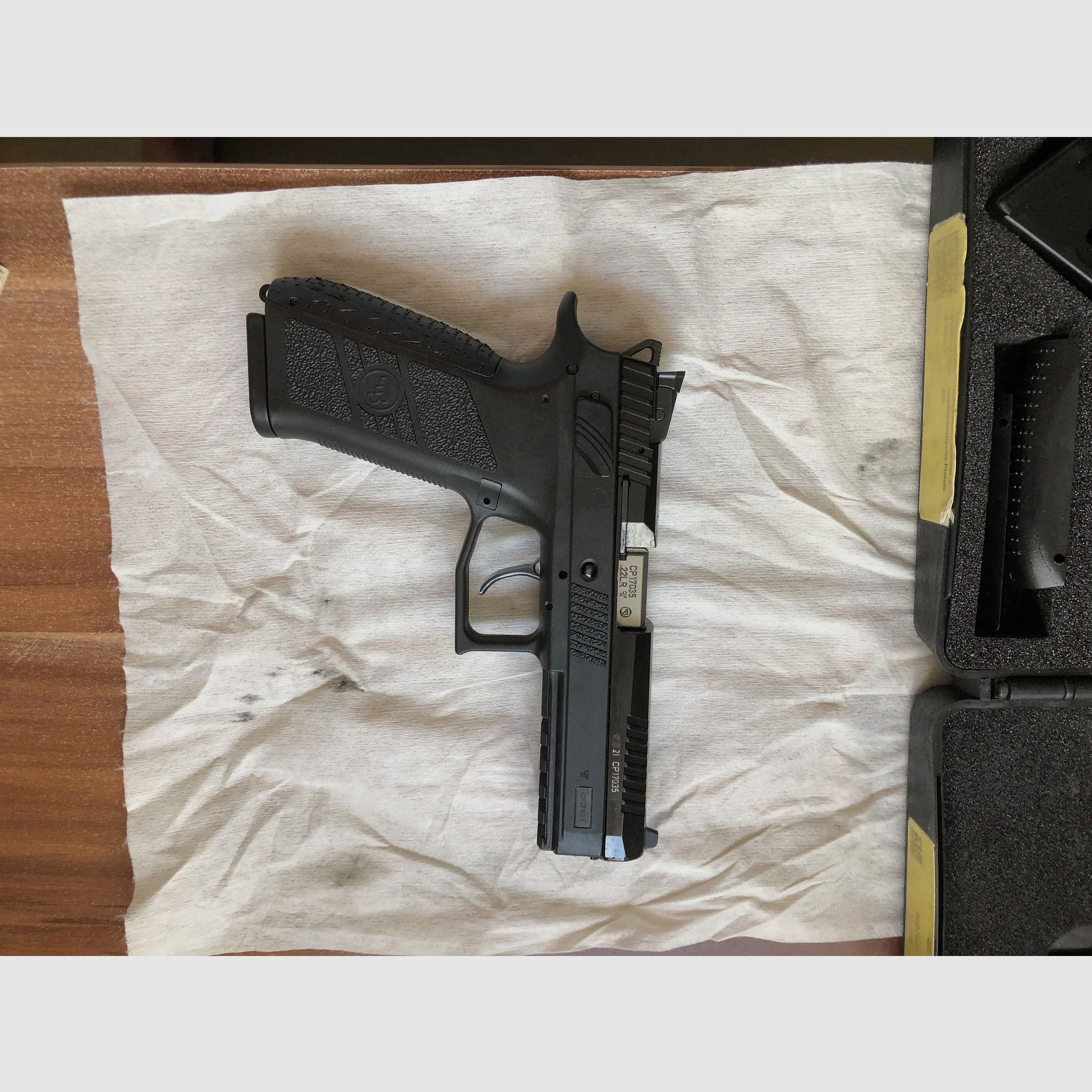 CZ P-09 Kaliber 22 lfb te koop en een sportpistool IZH-35M, als cadeau erbij!