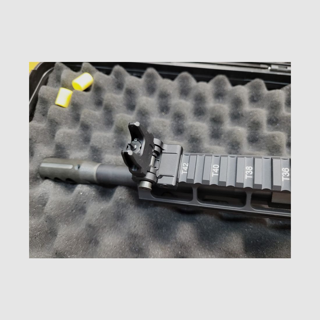 Carabine AR 15 – marque ADC – modèle M5 version Custom Plus – calibre 223 – en mallette d&rsquo;origine – accessoires customs dont lunette- organes de visée mécaniques UTG – lunette Firefield de type reflex – boîtier usiné – canon 12,5 pouces forgé à froid – idéale tir jusqu&rsquo;à 600M – Occasion à l&rsquo;état de neuf, image 24 sur 35