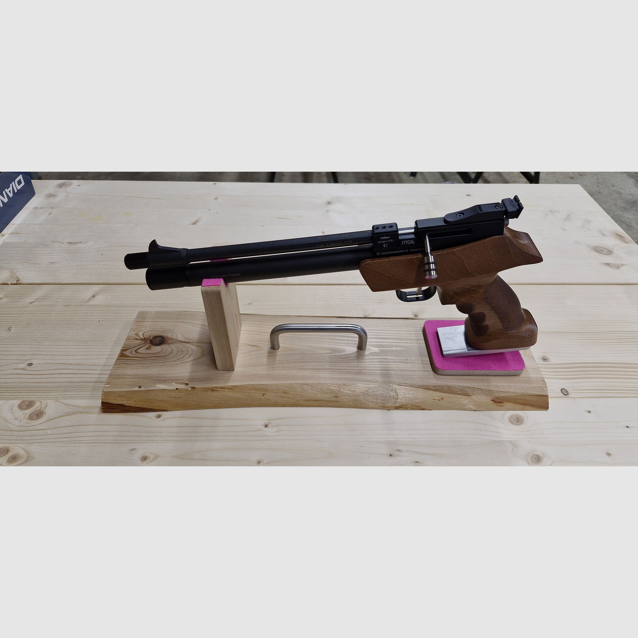 Luftpistole Diana Bandit, Pressluft, Magazin, Schalldämpfer – mit Luftpumpe, Auflage, 4,5mm-Diabolo, Ständer, Zubehör