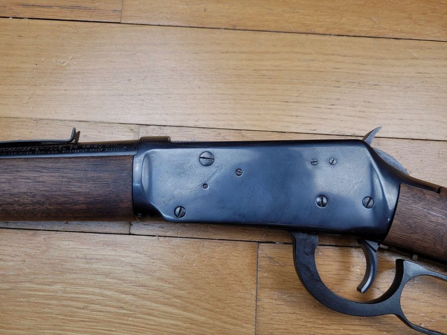 Muy bonita Winchester modelo 1894 – Calibre 44-40 – Arma Made in USA de 1977 – Capacidad 10+1 – Acabado en bronce y nogal – Excelente estado mecánico y estético, imagen 25 de 27