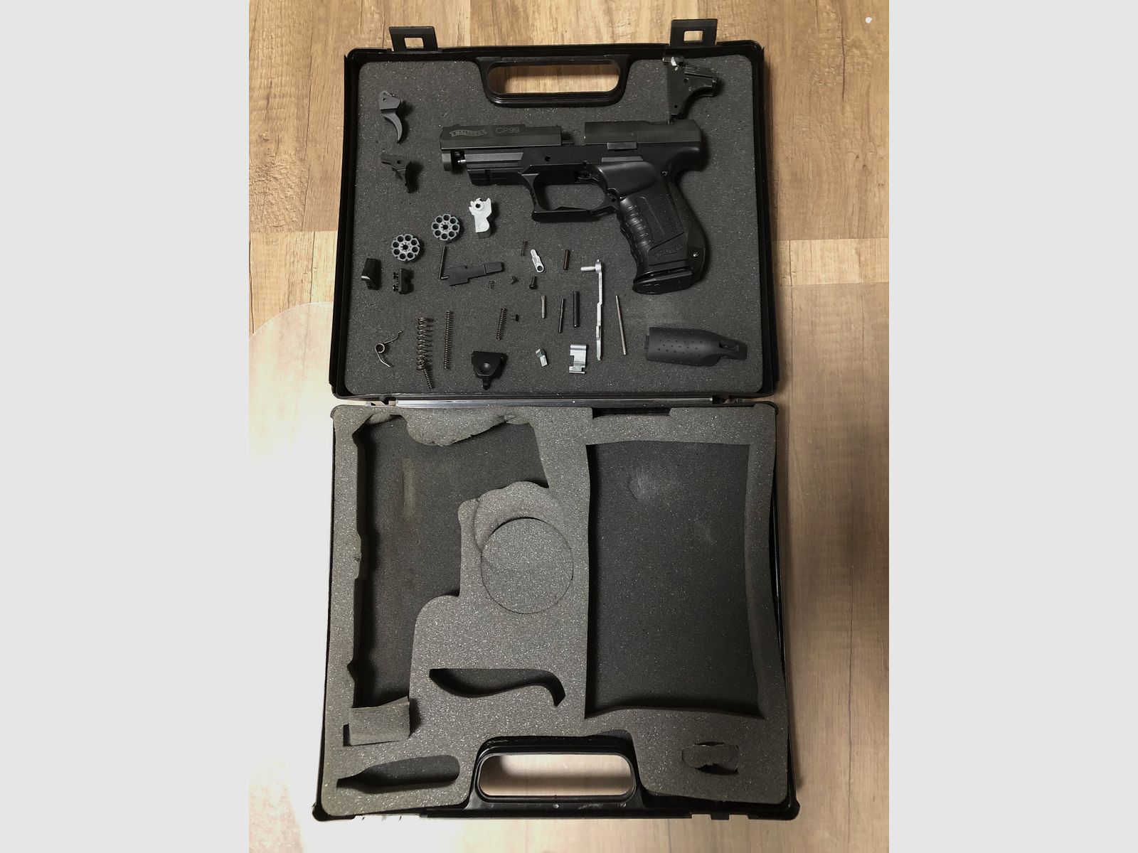 Walther CO2 CP99 pistool als onderdelenhouder