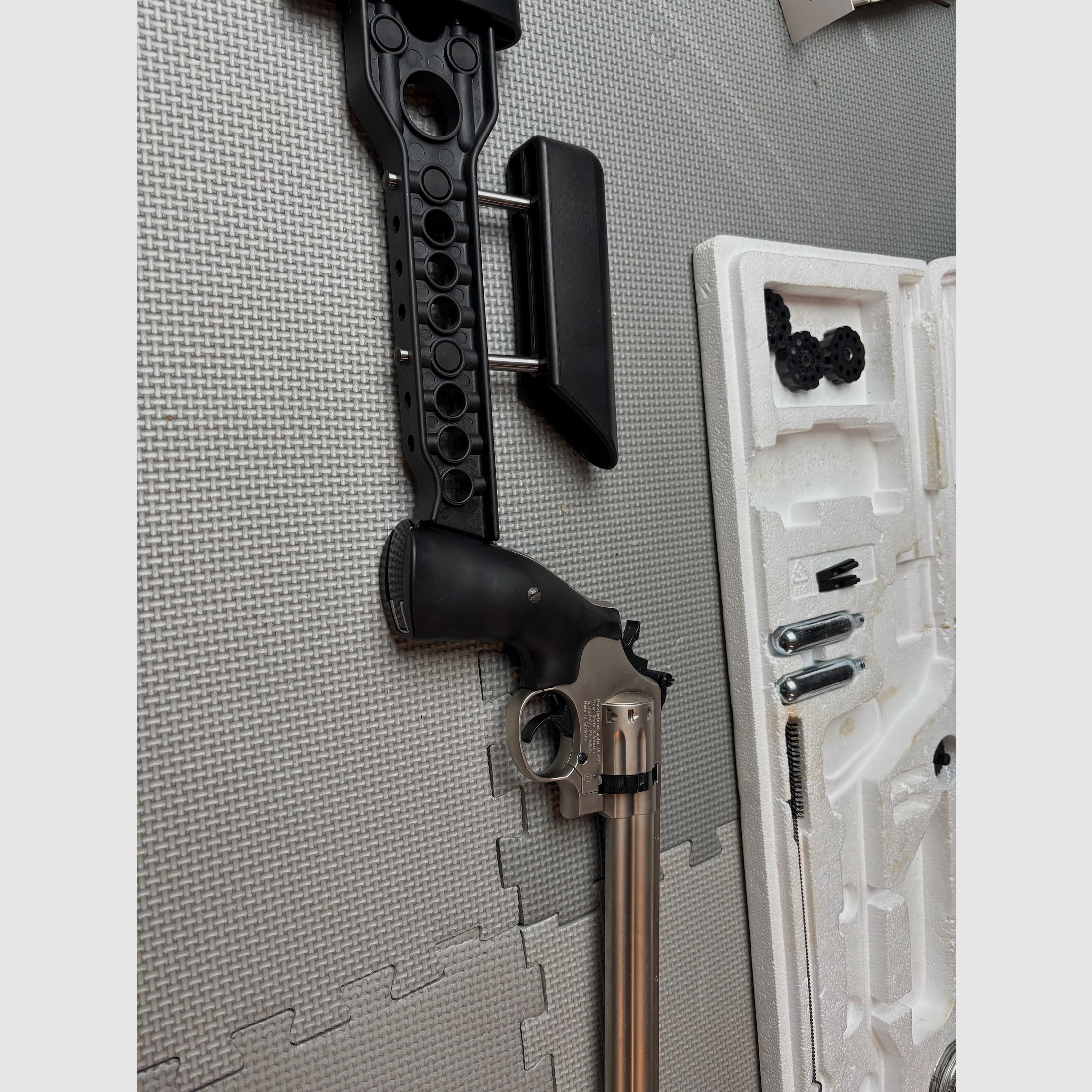 Den Smith & Wesson 686 CO2-Revolver mit einem 8-Zoll-Lauf  Jahr 1999 