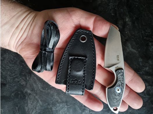 Neckknife Sheepfood Messer Mikro 2 CF mit hochwertiger Lederscheide und Lanyard.