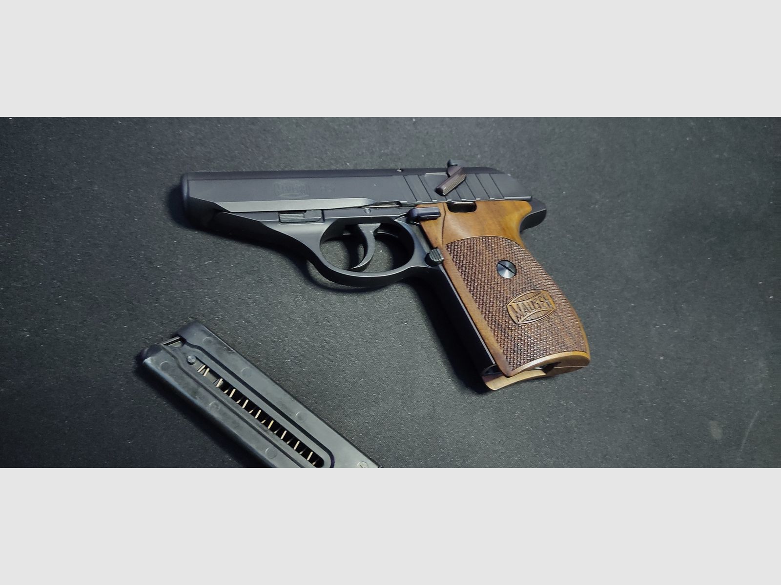 GSG Mauser HSr mit Walnuss-Holzgriffschalen .22lr HV - Selbstladepistole