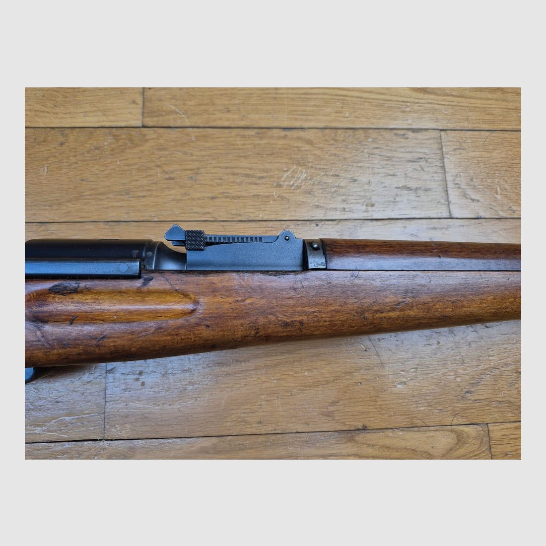Beau mousqueton suisse K31- Cal. d&rsquo;origine 7.5×55 – Crosse en très beau hêtre – Mécanique ultra souple et nette – Excellente détente -Très beau canon – 100% mono matricule – Certificat d’Épreuves fourni – Bretelle + protège canon + 1 clips en prime ! – Die Schweizer Qualität – TBE+, image 23 sur 25