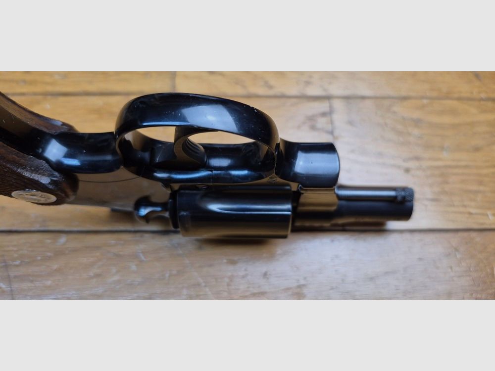 Beau et peu courant Colt Cobra – Subnose en 38 SP – Arme de 1966 – Carcasse aluminium – Canon 2 pouces aux rayures impeccables – Très bonne mécanique et esthétique – Arme iconique des détectives à grosse moustache et des gardes du corps – Etat neuf ! TBE ++/TBE+++, image 11 sur 22