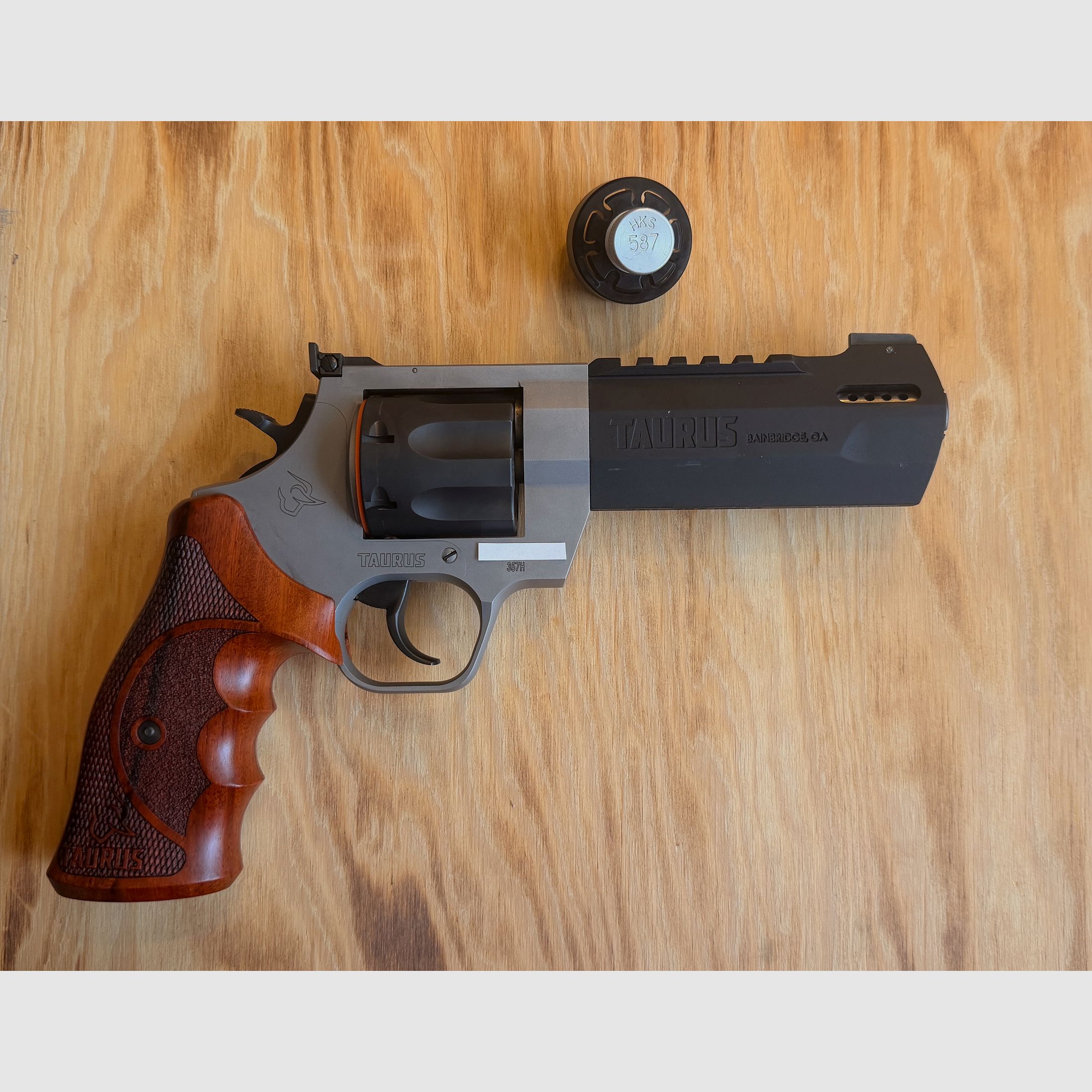 Taurus Raging Hunter .357 Mag. / .38 Spec. – Faible performance de tir, y compris Jetloader et poignées en bois, couleur DuoTone, longueur de canon de 5 1/8.