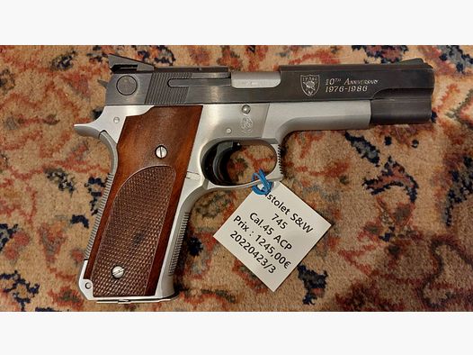Pistolet S&W 745