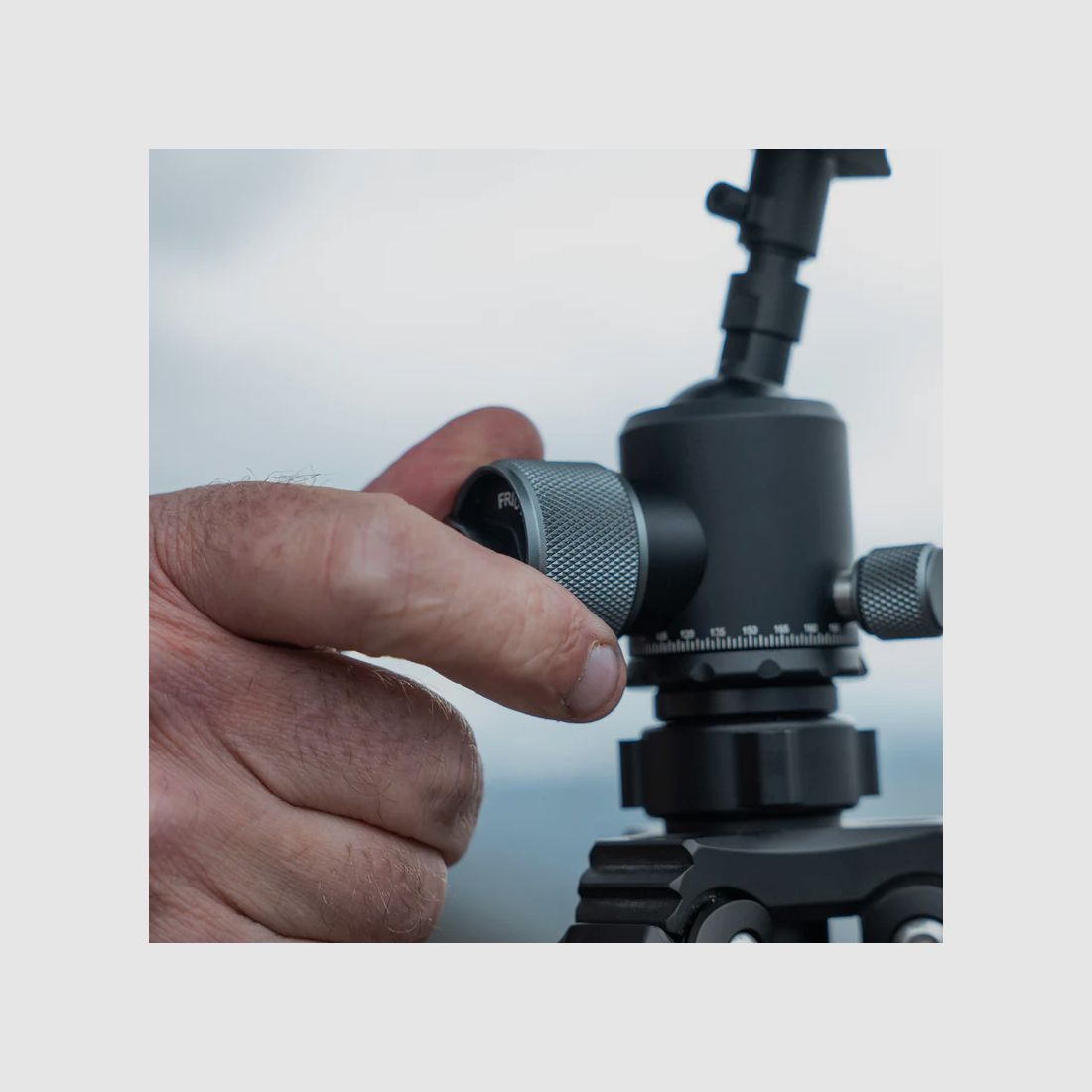 Spartan Precision Equipment Ascent Tripod™ Gen 2 Woodland mit Davros Pro Head™ und Trekkingstockgriffen