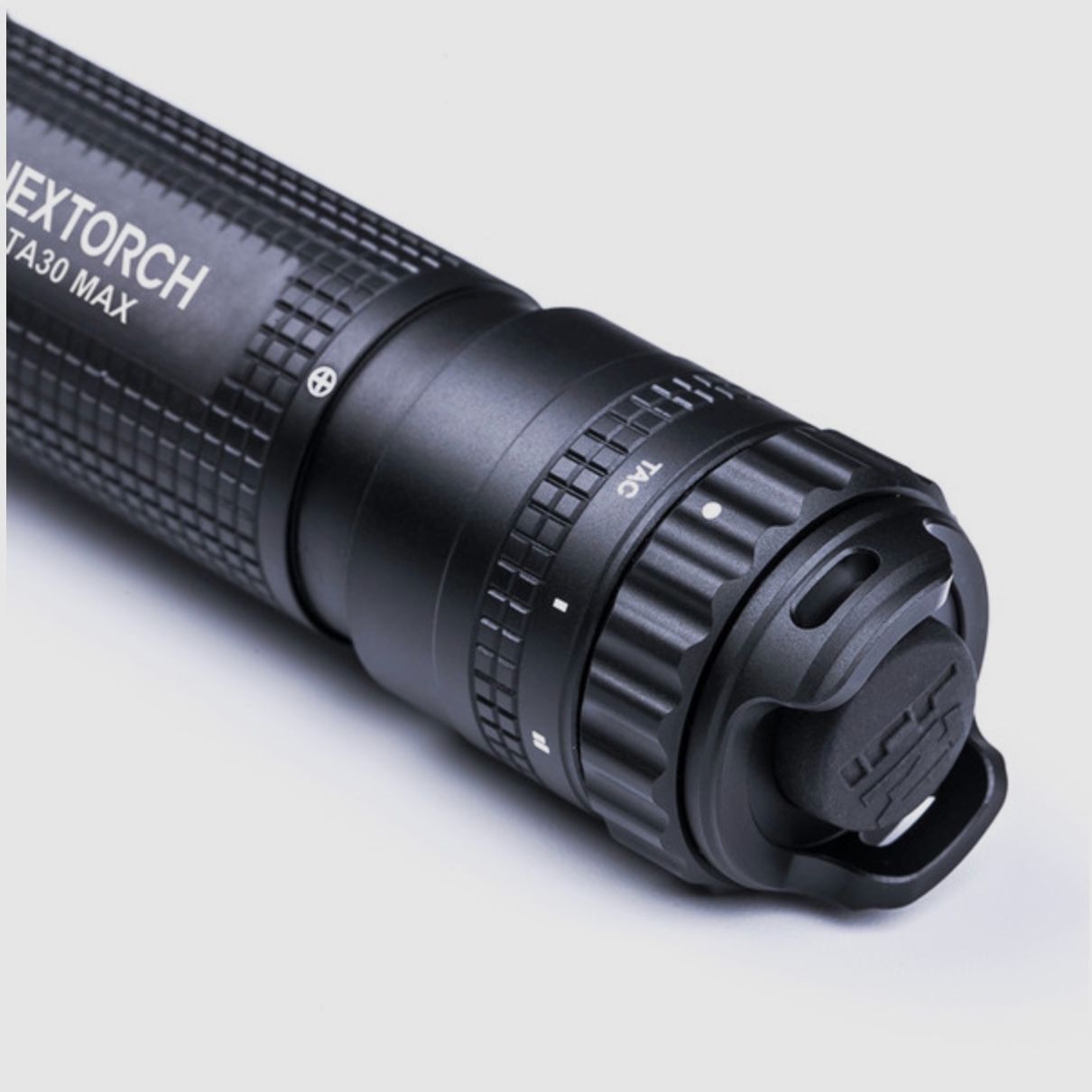 NEXTORCH TA30MAX 2100 Lumens Lampe de poche tactique LED portée de 250 m