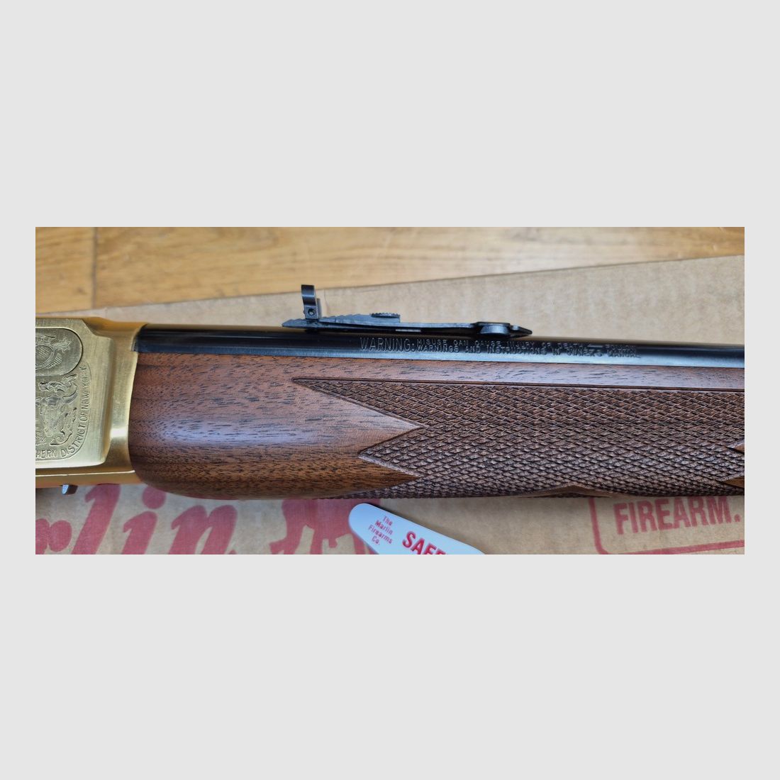 Wunderschöne Unterhebelrepetierbüchse Marlin Modell 1894 S – Sehr seltene Gedenkserie „Sheriff Bat Masterson“ – Exemplar 031 von nur 500 produzierten – Waffe von 1994 – Stempel ‚JM‘ für Marlin von Marlin – Kal. .44 mag – 9+1 Schuss – Nussbaumholz von höherer Qualität mit hausgemachter, stoßdämpfender Schulterstütze – Traumhafte Mechanik – Lauf von 51 cm mit Micro-Grooves – Originalbox und Dokumente – Außergewöhnliches Stück in neuwertigem Zustand – TBE+++, Bild 8 von 37