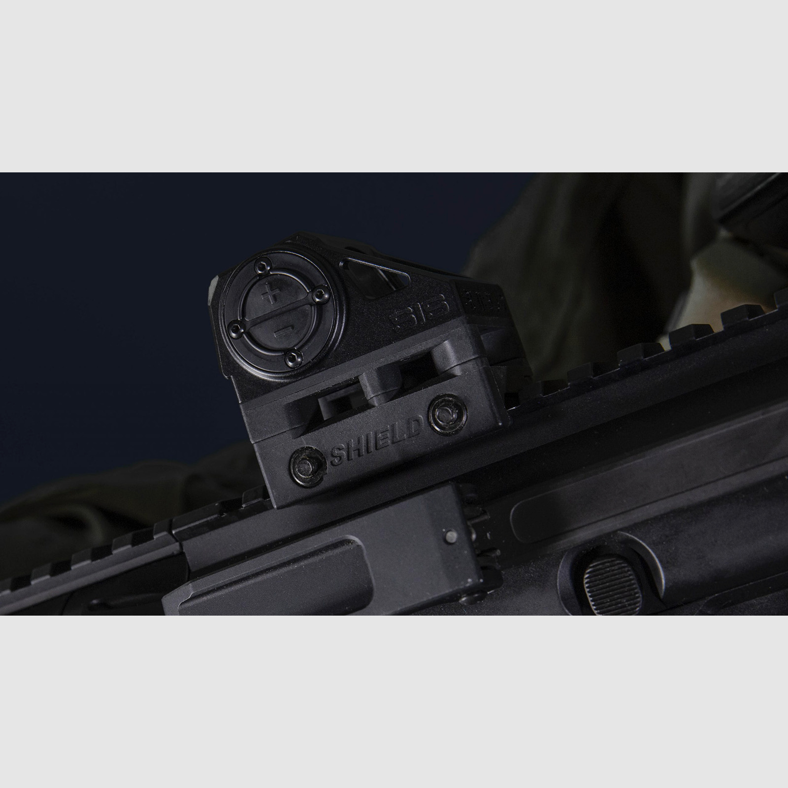 SHIELD Switchable Interface Sight 2 Center Dot (SIS2-CD) Rotpunktvisier – umschaltbares Center-Dot-Absehen – Mattschwarz