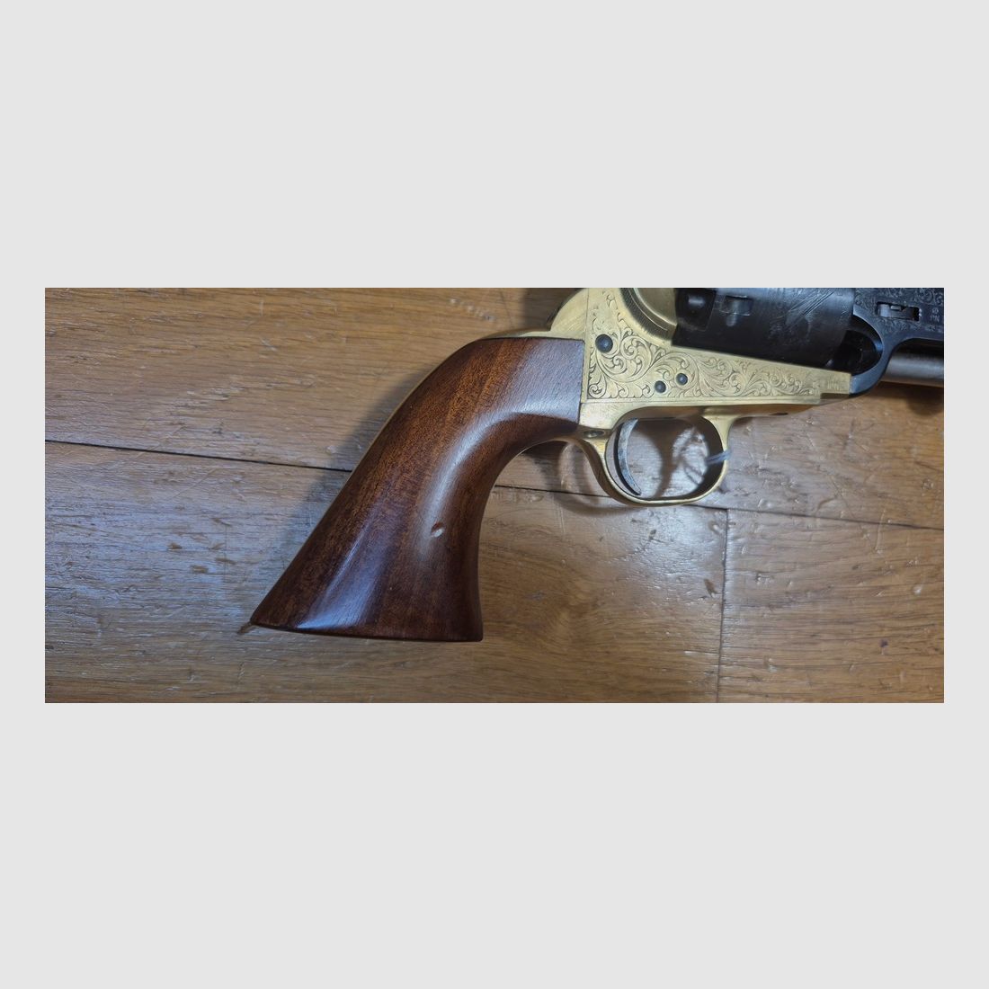 Schöner Schwarzpulverrevolver Colt 1851 von Pietta — Modell „Navy Yank“ — Kal. 36 — Luxusversion — Gehäuse und Lauf graviert — 100% schwarze Brünierung — Perfekte Mechanik — Waffe gestempelt BF (1995) — Ausgezeichneter Zustand — TBE+, Bild 19 von 23