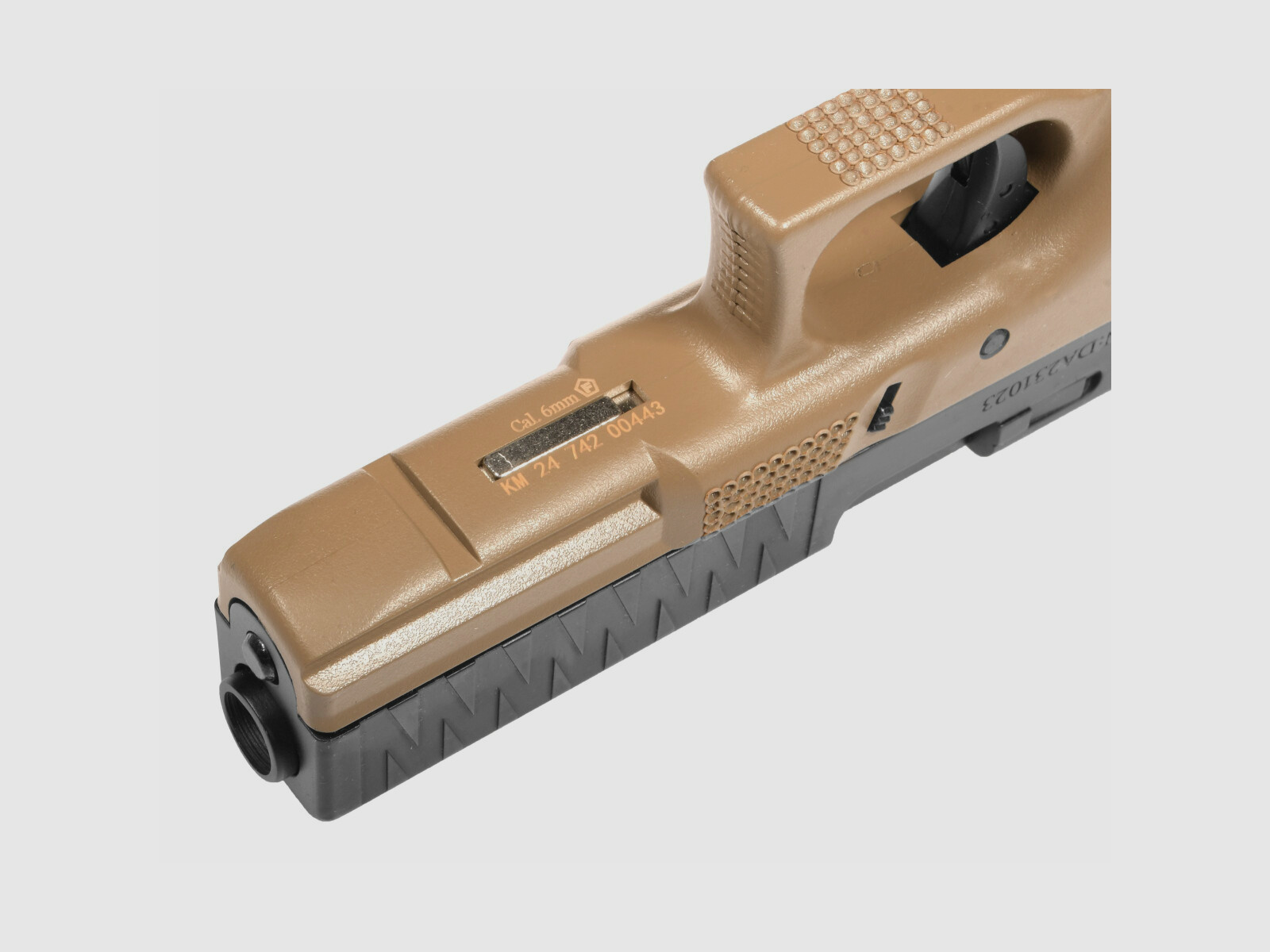 P05 GBB Airsoft Pistole in Tan | Delta Armory