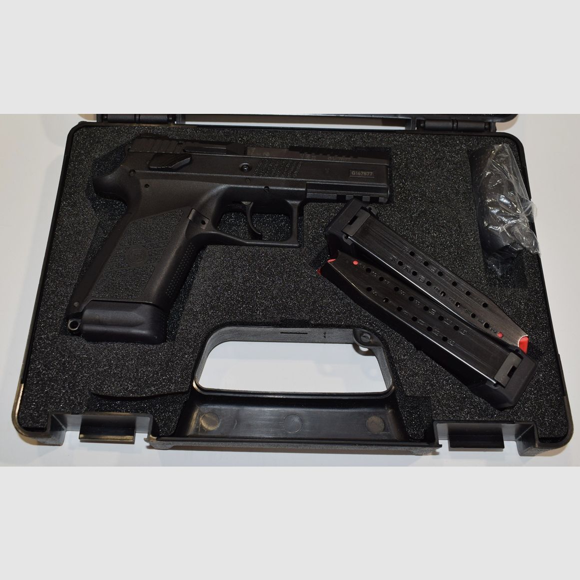 Pistola semi-automatica CZ P-07 valigetta 2 caricatori aggiuntivi buone condizioni, immagine 2 di 3