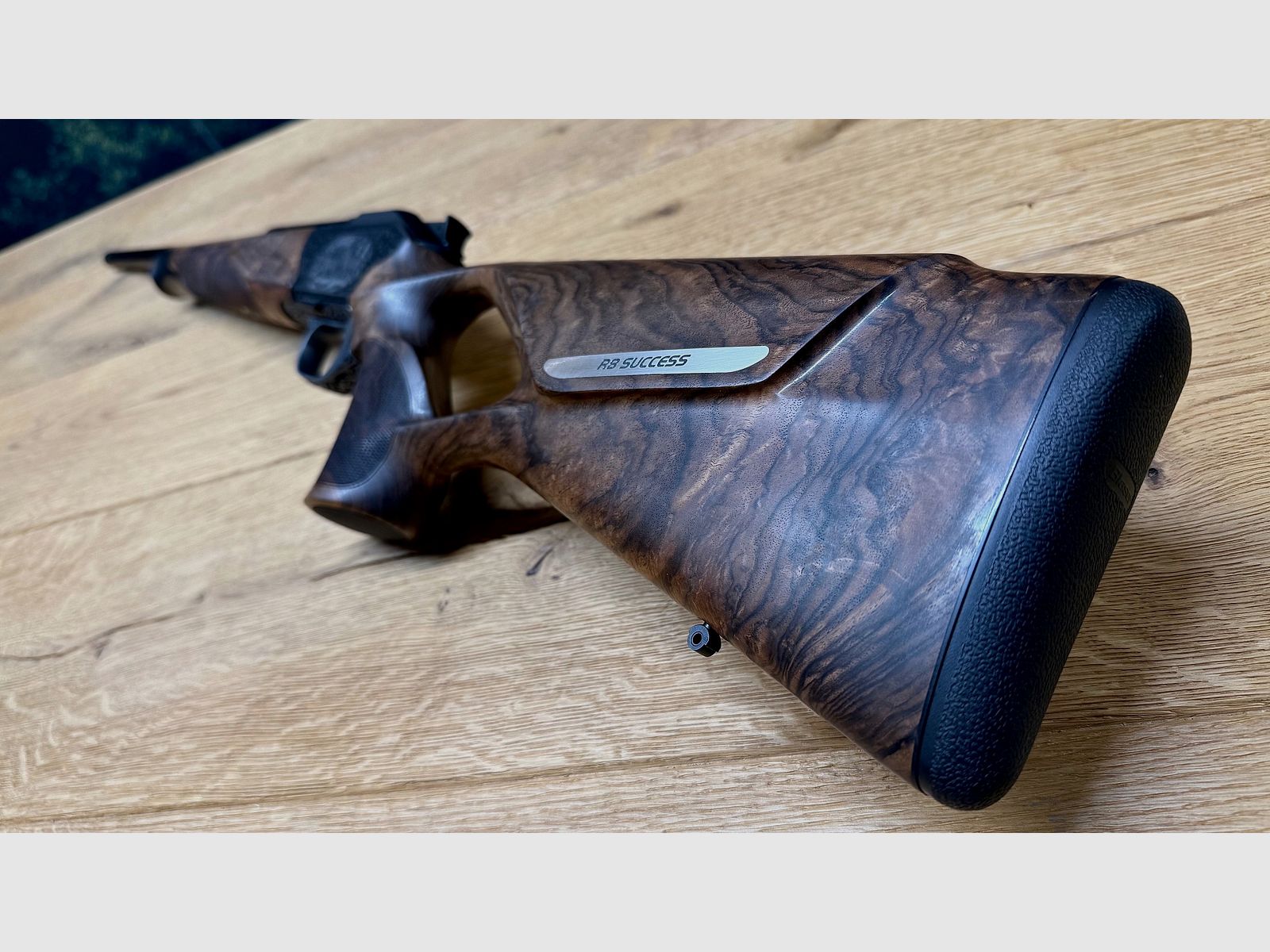 Blaser R8 Grand Luxe Success / Holzklasse 6 / Seidenmattes Finish / Goldener Abzug / Systemkasten + Magazineinheit graviert / TRAUMWAFFE
