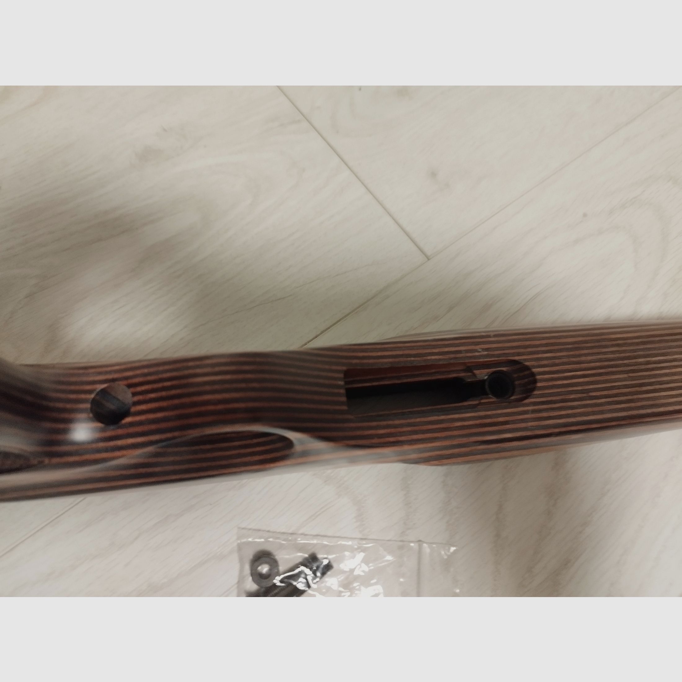 Original CZ457 Holzschaft Thumbhole con espaciadores modulares