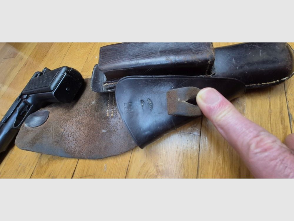 Beau Pistolet Browning GP 35 ou P640(b) / P35(b) – 9 para – Toute dernière fabrication d&rsquo;occupation de l&rsquo;été 1944 – Hausse Fixe – Chargeur de même fabrication – Étui Frost und Jahnel à Breslau de 1941 et 2° chargeur moderne – Bon canon, beaux marquages et mécanique impeccable – Très bel exemplaire en TBE /TBE+, image 26 sur 28