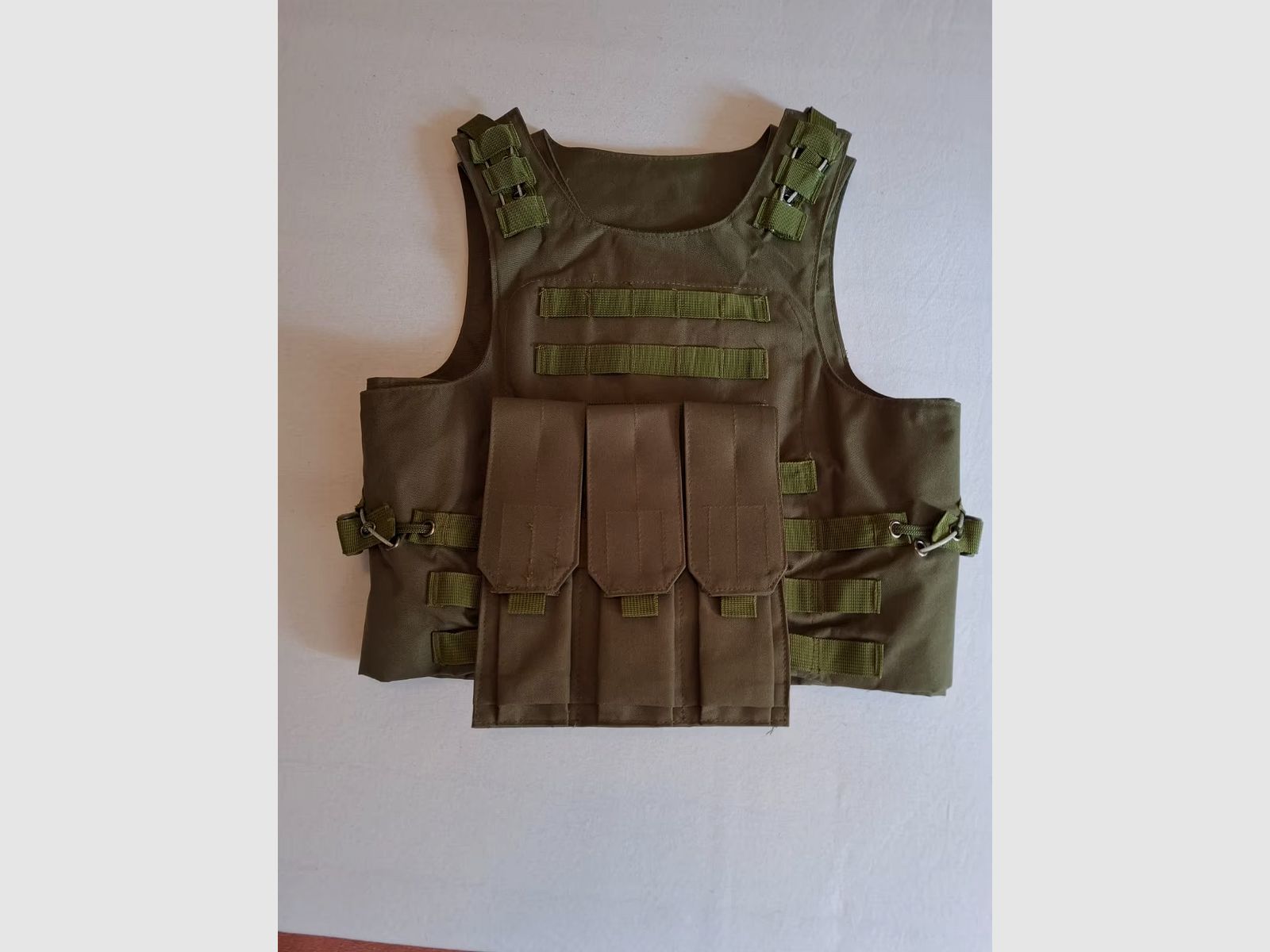 Olivgrüne Schutzweste für den Airsoftgebrauch