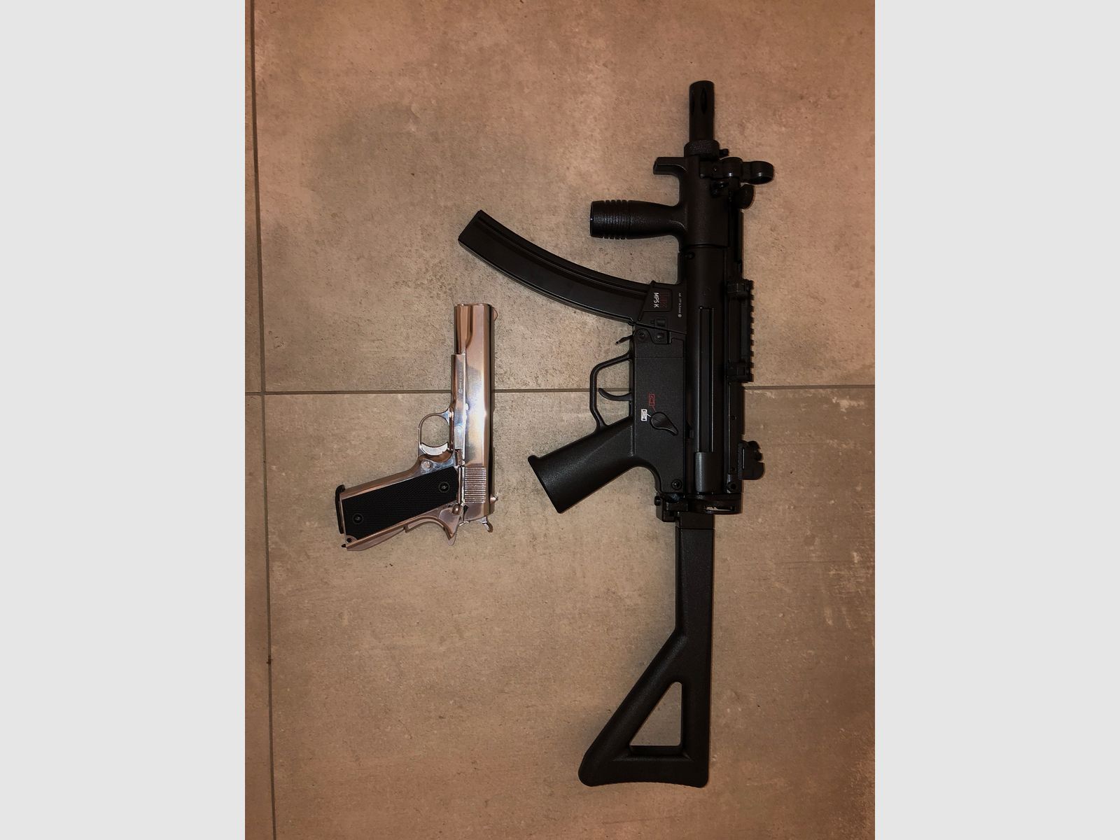 Umarex MP5 4,5mm CO2 + KLI M1911 4,5mm CO2 inklusive 30x CO2 Kapseln & 2.500 4,5mm Stahl BBs