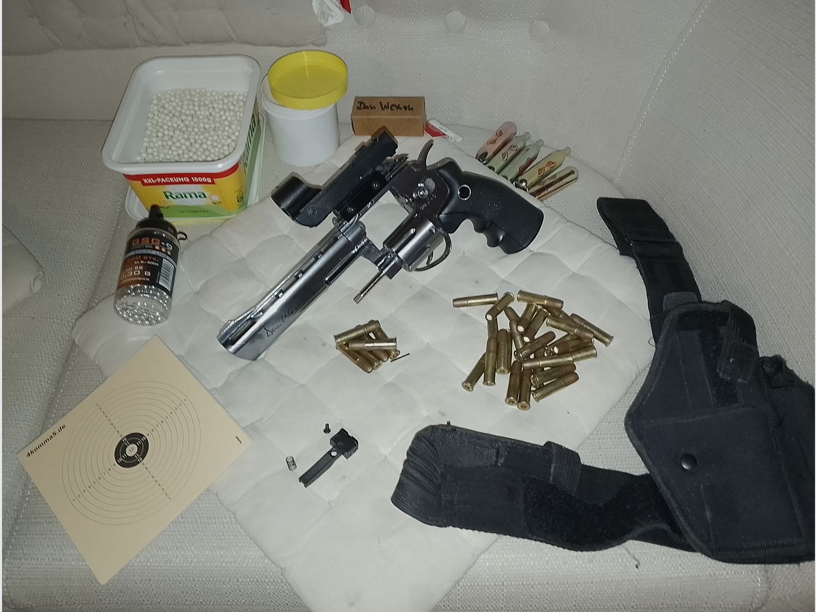 Dan Wesson co2 revolver 6mm set 31 cartridges red dot sight holster + lots of bb's + steel balls