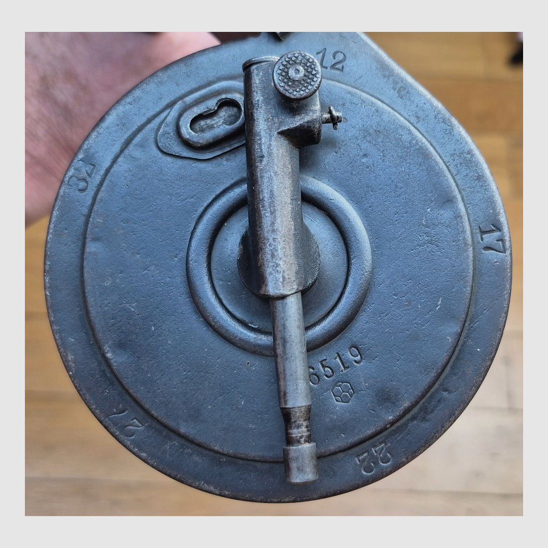 Rarität Trommelmagazin, auch bekannt als „Schneckenmagazin“ (in Burgund!) oder „T.M“ für Luger P08 – Ursprüngliche Kapazität 32 Schuss auf 20 Schuss reduziert im Kal. 9 x19 – Rarität AEG – Nur 70.000 Exemplare – Sehr guter ästhetischer und mechanischer Zustand – Stück von größter Seltenheit – Kategorie B – TBE++, Bild 22 von 22
