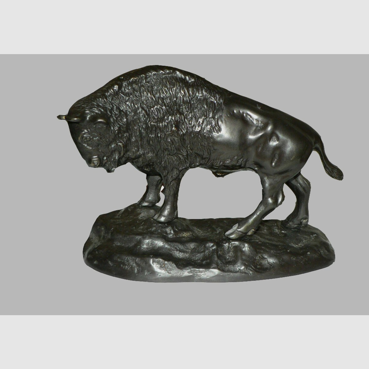 Statue en bronze Lovergreen motif de bison menaçant