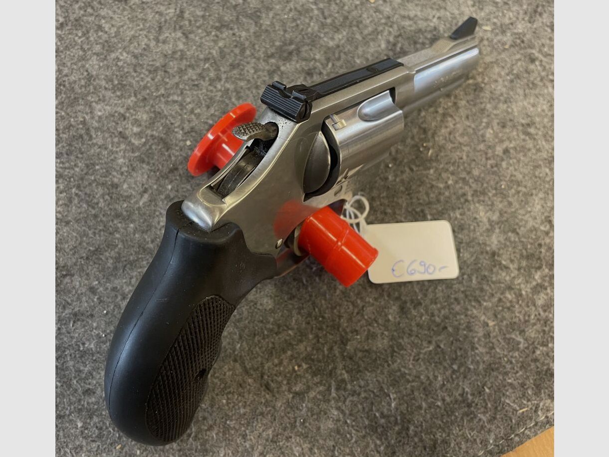 Smith + Wesson 60