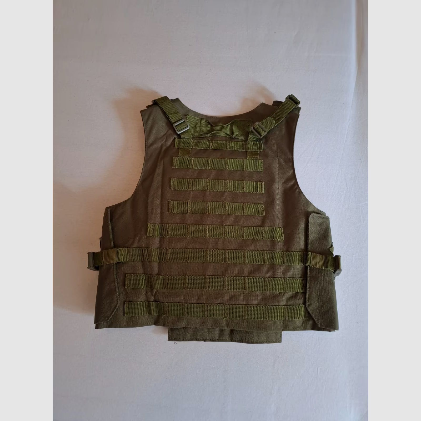 Olivgrüne Schutzweste für den Airsoftgebrauch