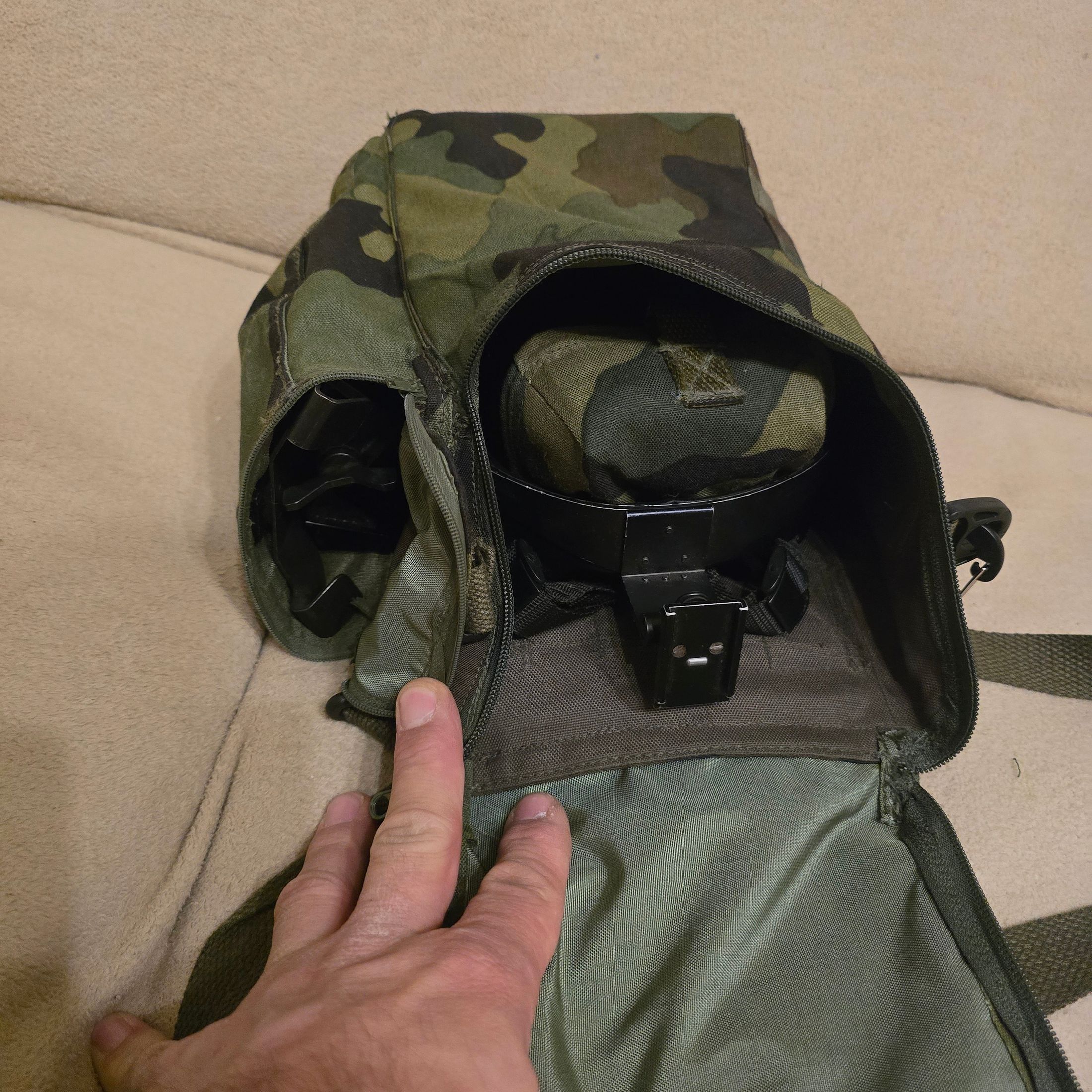 Nachtsichtgerät Restlichtverstärker mit Helm-Montage und Tragekappe, also zum Tragen ohne Helm