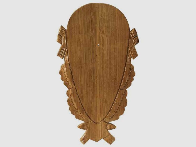Trophäenschild Hirsch, massiv Eiche hell, mit geschnitzter Eichel- und Eichblattverzierung. Innenfl