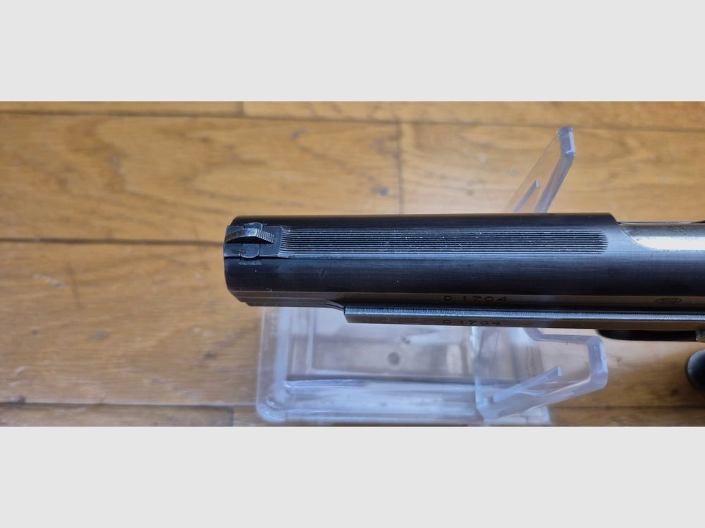 RARE pistolet SIG P210-4 – Version germanique du mythe suisse du 9 para – Arme SIG P210 fabriquée en Suisse pour les Gardes Frontières allemands – 5.500 armes seulement en 1951 – Rare version du SIG P210 avec indicateur de chargement et sans anneau de dragonne – Variante de la seconde livraison de 1951- Bon Bronzage – Fonctionnement et canon de rêve – 2° chargeur fourni en sus – Rare version en TBE, image 16 sur 20