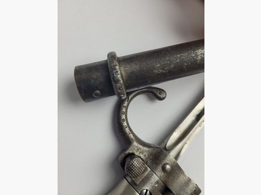 Francuska bagnet 1886/93 z quillon – Strzelba Lebel – dobry 1. model z krótkim tangiem i numerem – Bardzo dobry futerał – TBE
