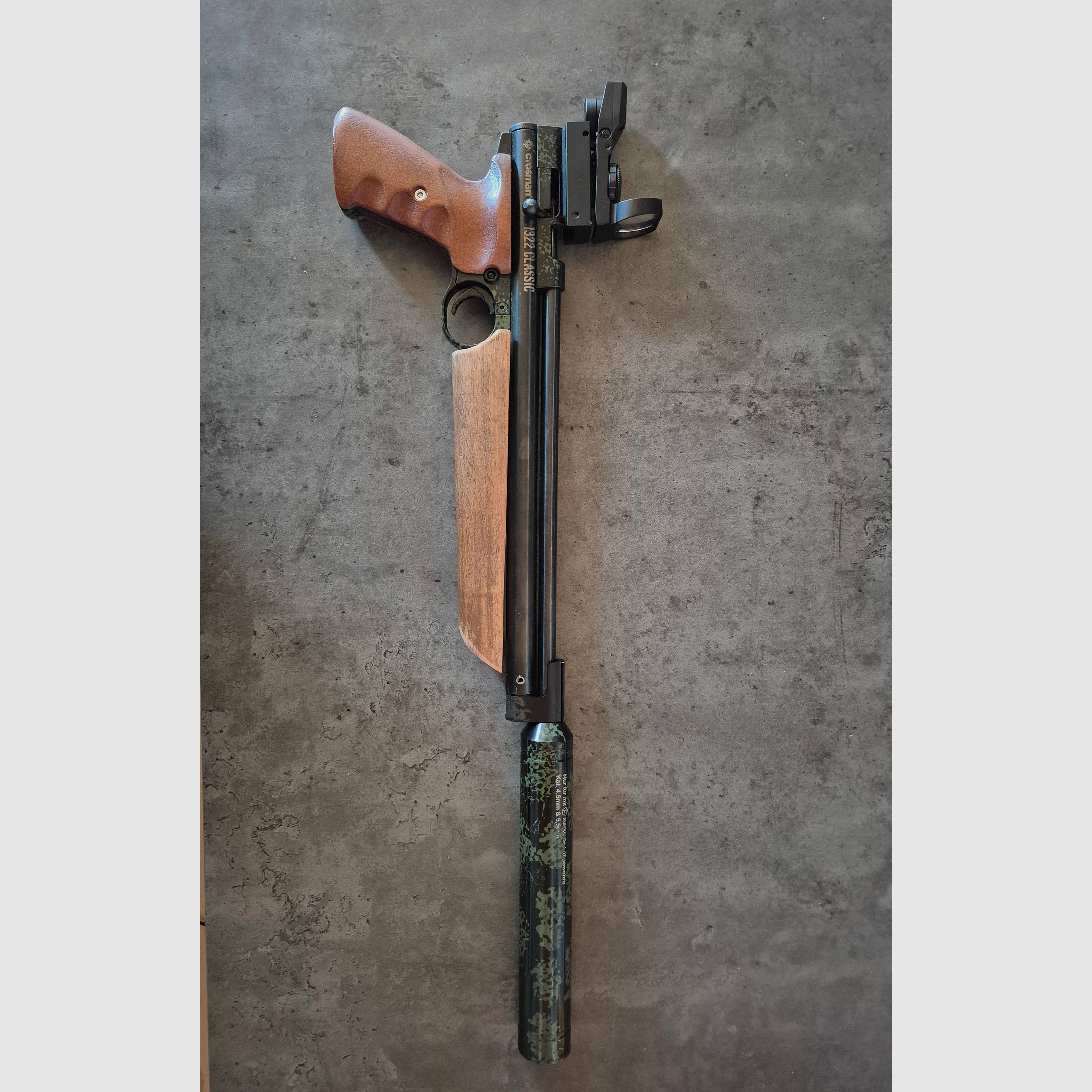 Crosman 1322 z tłumikiem i celownikiem Red Dot pistolet pneumatyczny