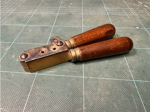 Dwukomorowa forma odlewnicza do przedpotopowca Euromanufactur Nr. 5778 z Włoch w kalibrze 44 Rund Kugel