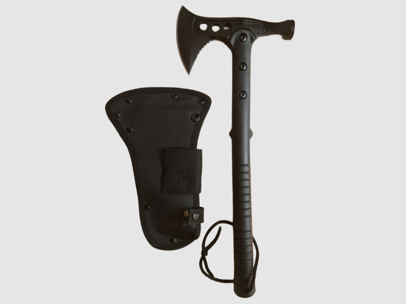 Hache tomahawk avec marteau