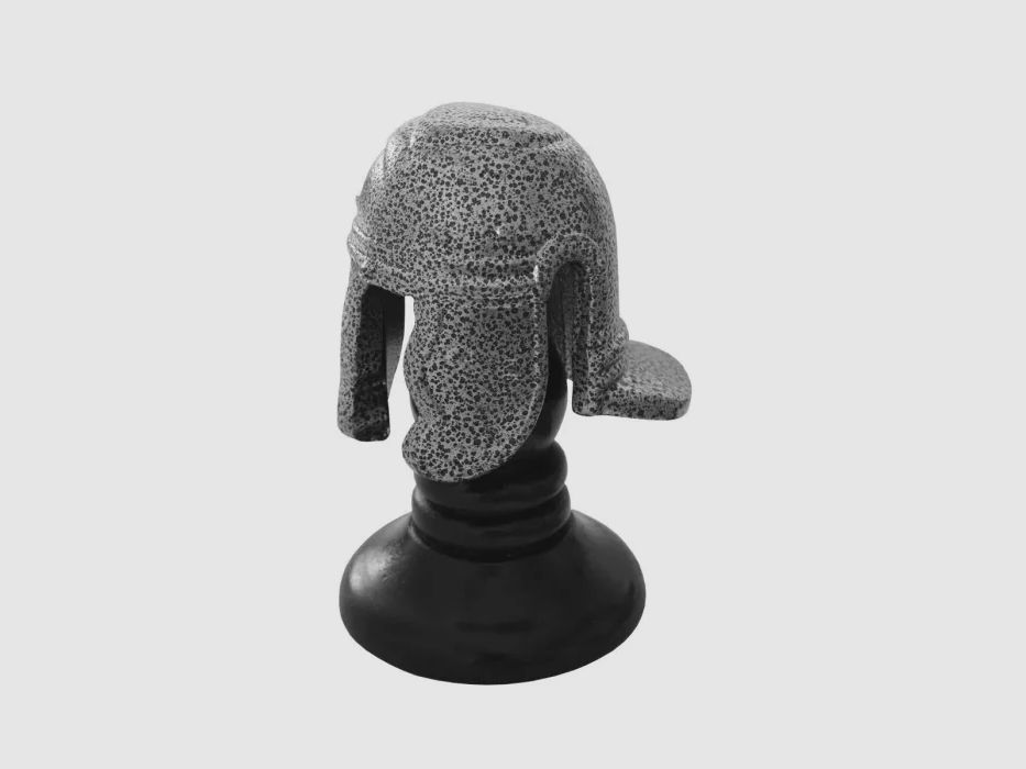 Miniatura de casco romano en soporte