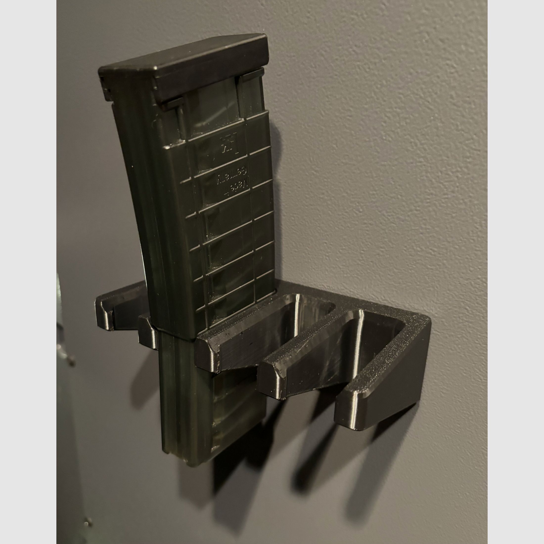 magnetic AR-15 magazine holder